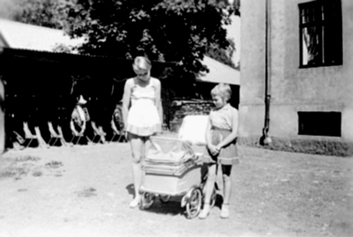 Anno Domkirkeodden, GRUPPE 2 JENTER MED BARNEVOGN, FRA VENSTRE: ELSE KARLBERG OGTORILL MORTENSEN, STØPERIGÅRDEN