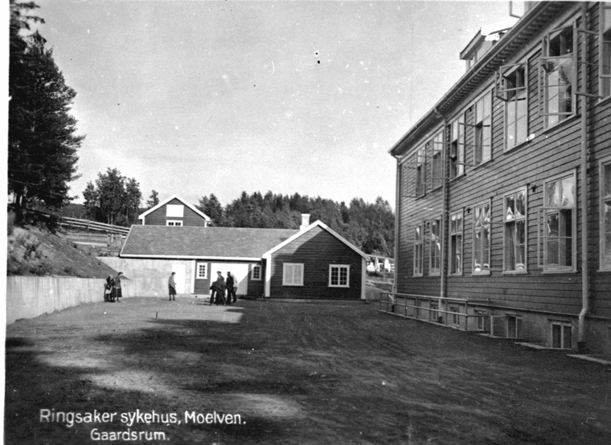 Anno Domkirkeodden, Ringsaker sykehus, Moelv, gardsrommet på baksiden.
