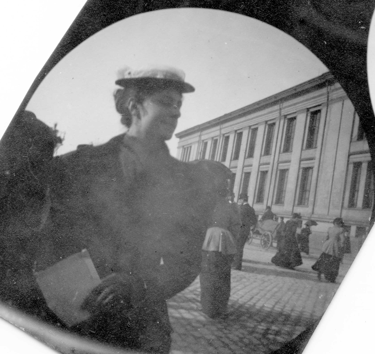 Fredrik Carl Mülertz Størmer, Mennesker på Karl Johan, Oslo, ved Universitetet. Frk. Sætern fremst i bildet.