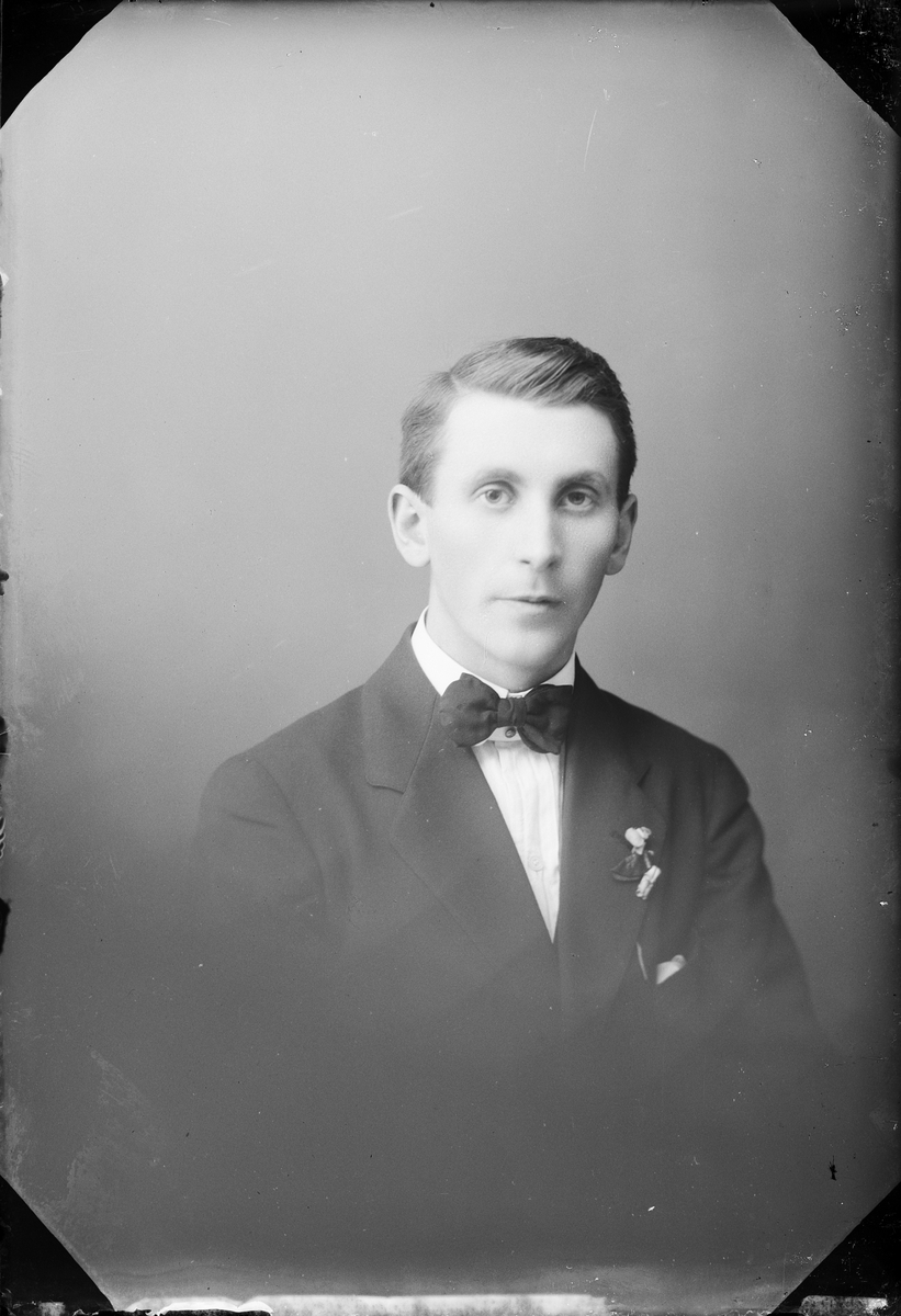 Skötsner-Edhlund, Ateljéporträtt - Johan Pettersson från Herräng, Häverö socken, Uppland 1921