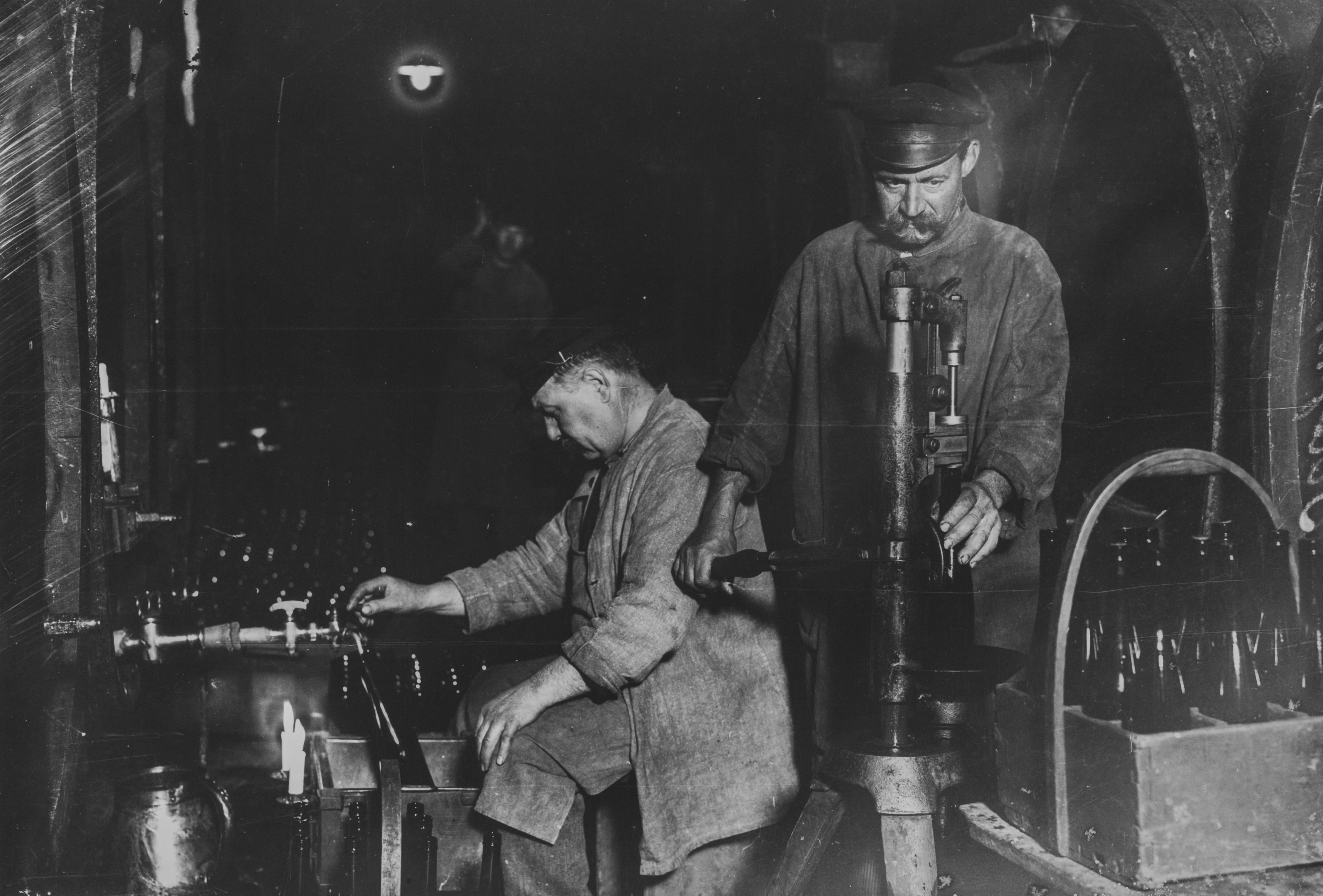 Heinrich Strieffler, Historische Fotografie: Kellerarbeiten um 1900, Abfüllung mit Moselhahn und Handverkorker