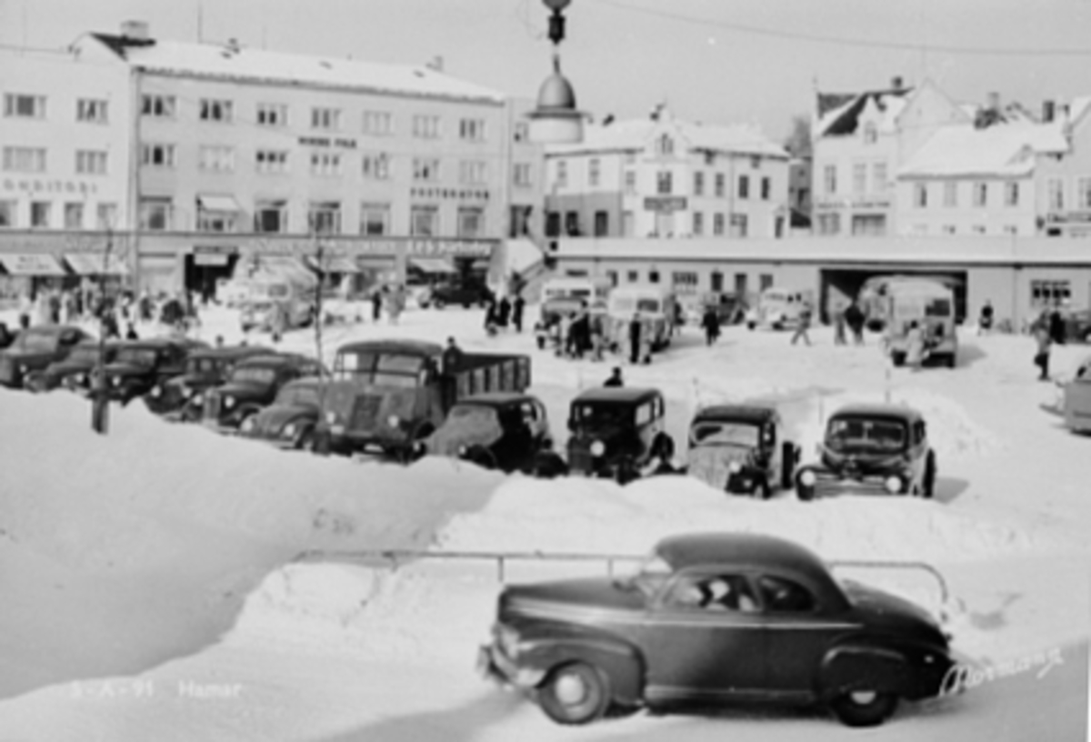 Anno Domkirkeodden, ØSTRE TORG, PARKERING AV BUSSER OG BILER, RUTEBILSTASJON, VINTER, MYE SNØ