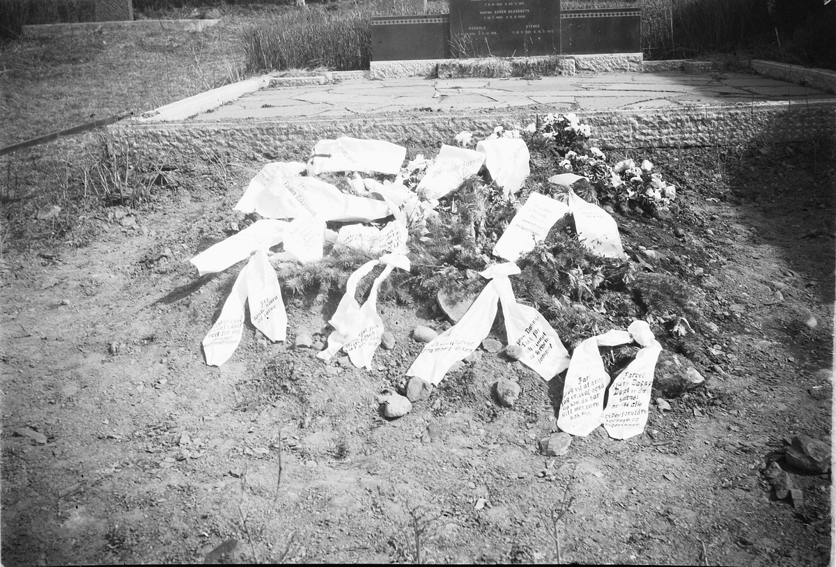 Håkon Prestkværn, Gravsted, Ringsaker kirke. Dagny Prestkværns gravsted. Gravminne bakerst på bildet er av Christian Baardseth Født: 8-10-1841 og hustru Karen Svendsdatter Baardseth født 10-07-1863. Sønnen Stener står nederst til høyre. Familien bodde i FT 1910 på gården Bekkelund Gnr. 247 bnr. 6 Ringsaker.