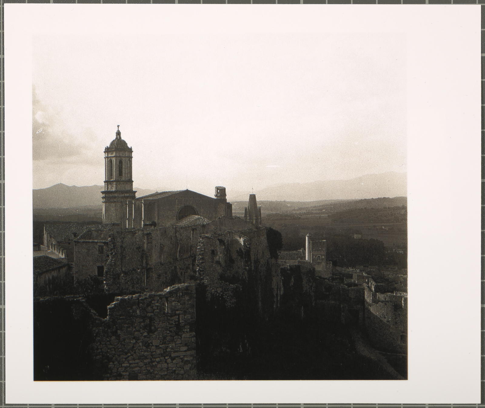 Desconegut, [Muralla i Catedral]