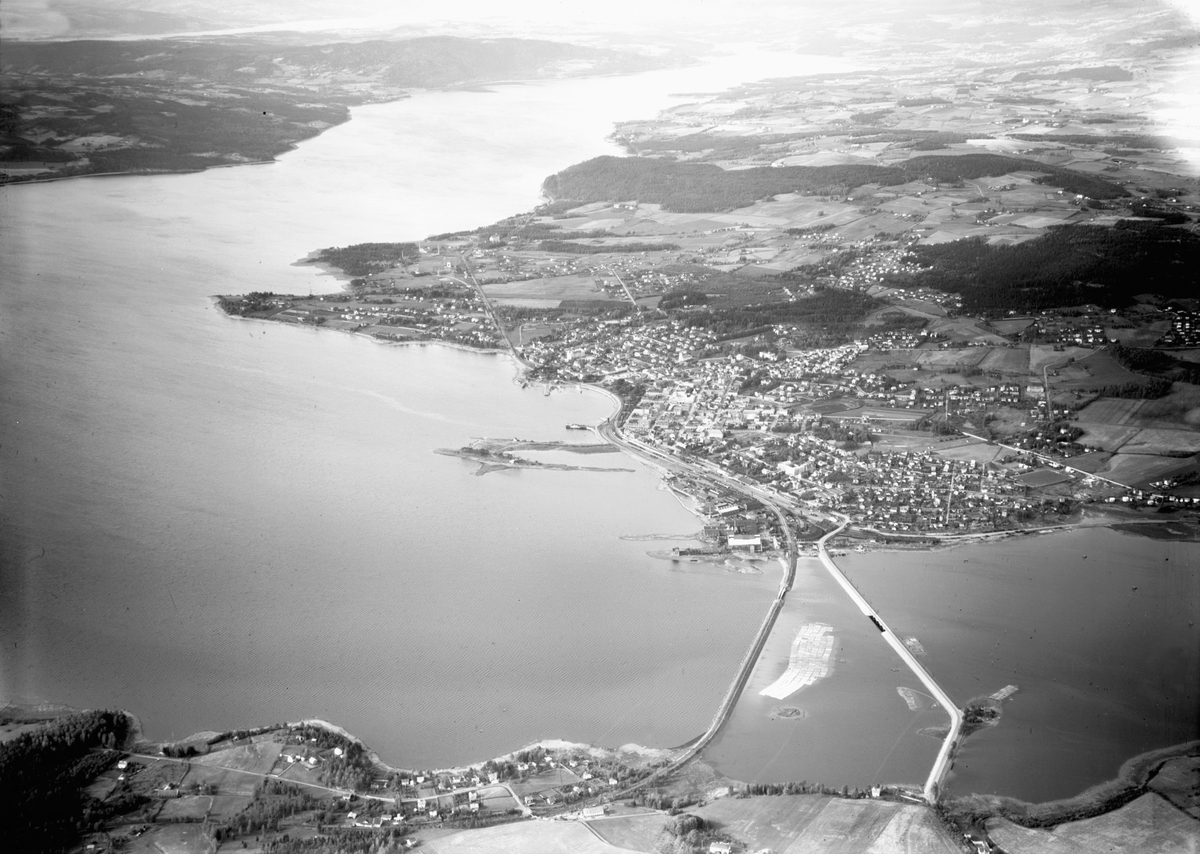 Widerøes Flyveselskap A/S, FLYFOTO OVERSIKT FRA STANGEBRUA MOT HAMAR MJØSA OG FURNESFJORDEN