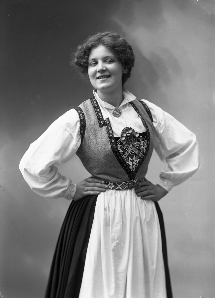 Solveig Lund, Studioportrett av kvinne i drakt med oppsatt hår.