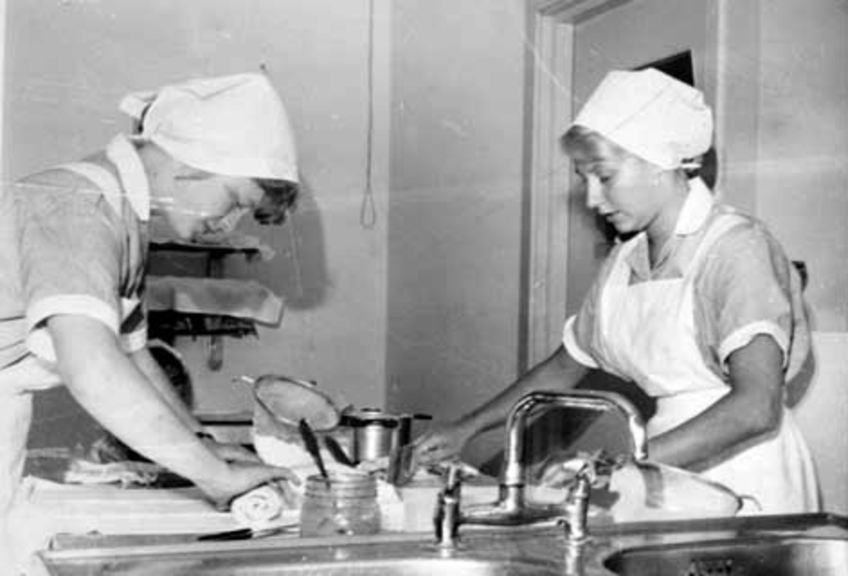Anno Domkirkeodden, HAMAR KOMMUNALE HUSMORSKOLE. TO ELEVER BAKER.