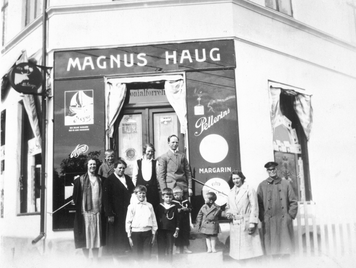 Anno Domkirkeodden, SKOLEGATA 51, EKSTERIØR MAGNUS HAUGS KOLONILAFORRETNING, BUTIKK, GUNNERIUS EVENSEN, ROLF MAGNUS, HJØRDIS OLAVE OG MAGNUS HAUG, MED FLER