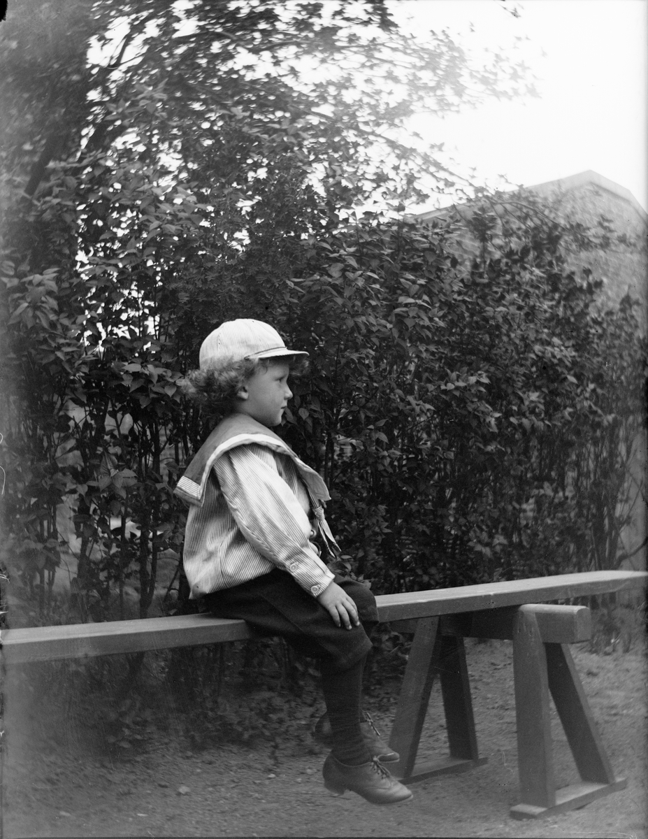 Carl Liljefors, Olle Liljefors, kvarteret Edda, Svartbäcksgatan 37, Uppsala 1900 - 1901
