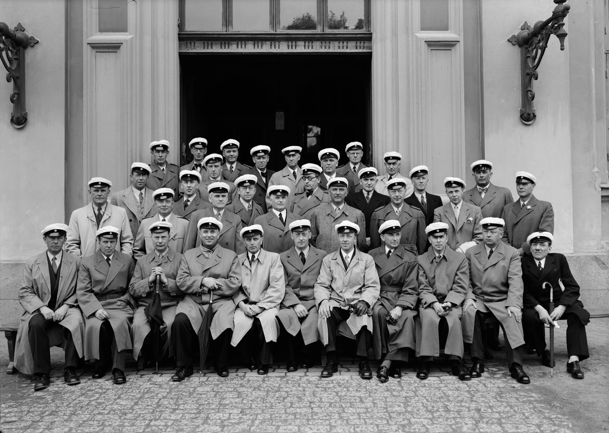 Paul Sandberg, Grupporträtt - sannolikt jubilerande studenter, Uppsala 1945