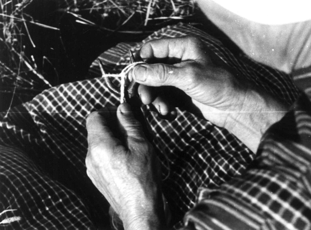 Anna Grostøl, Å lage snor på "mygestyng". Bjelland, Marnardal, Vest-Agder 1941.