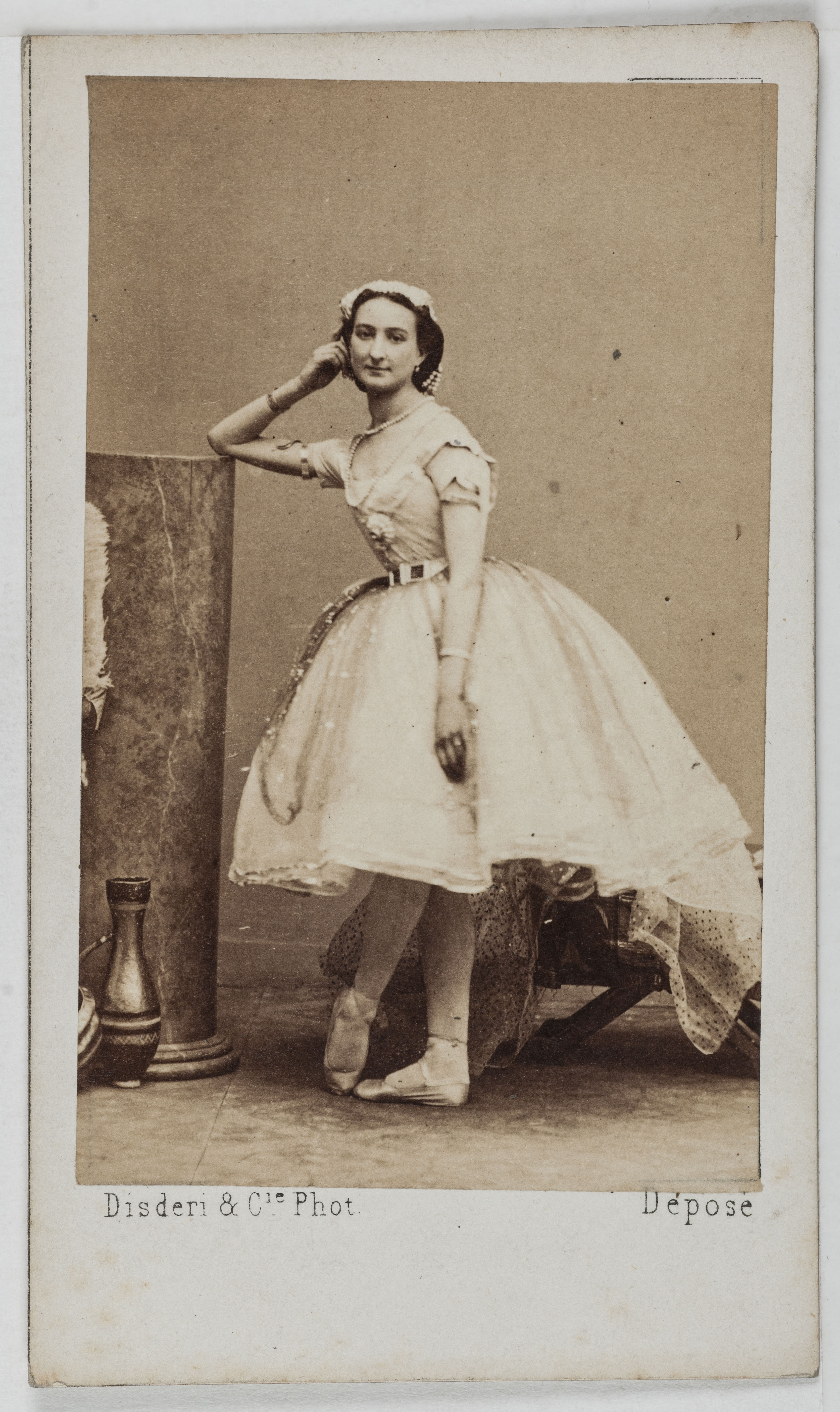 Disderi & Cie, Portrait de Parent, danseuse au Théâtre des Bouffes Parisiens et au Théâtre de la Porte Saint Martin.