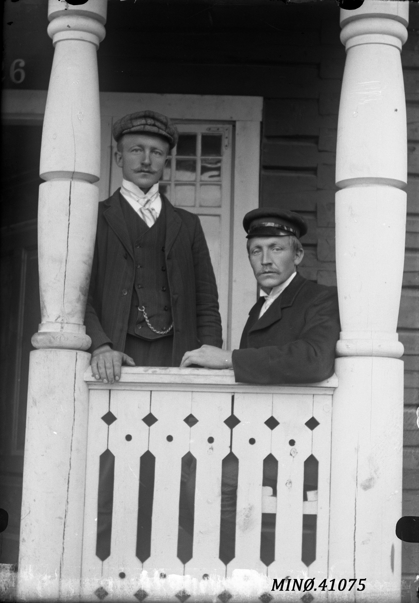 Oscar Holte, To menn på veranda -
