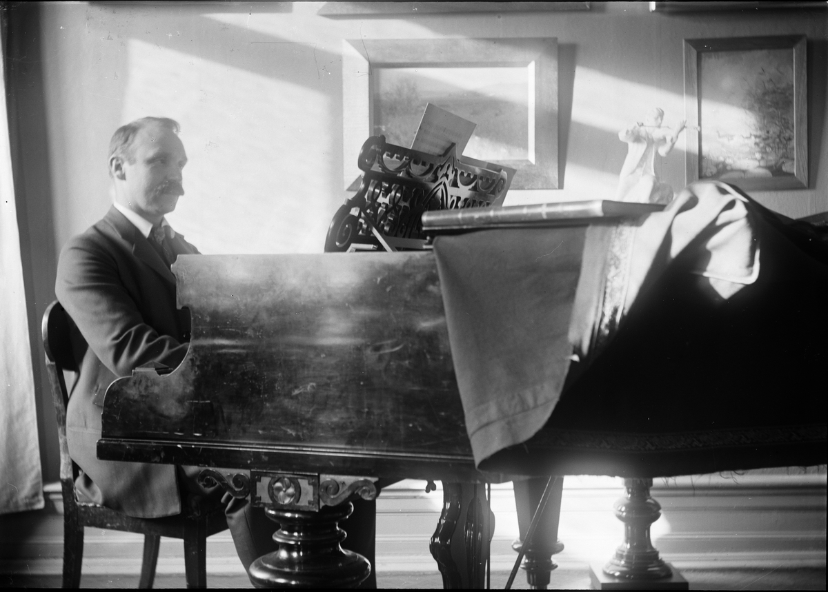 Okänd,, The composer Ruben Liljefors plays grand piano, probabilistic home in Gothenburg, Sweden