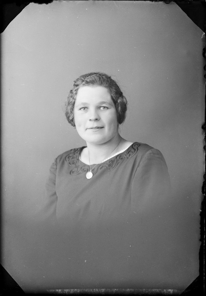 Skötsner-Edhlund, Portrait of Ateljé - Agnes Mattsson from RovAra, Valö socken, Uppland 1923