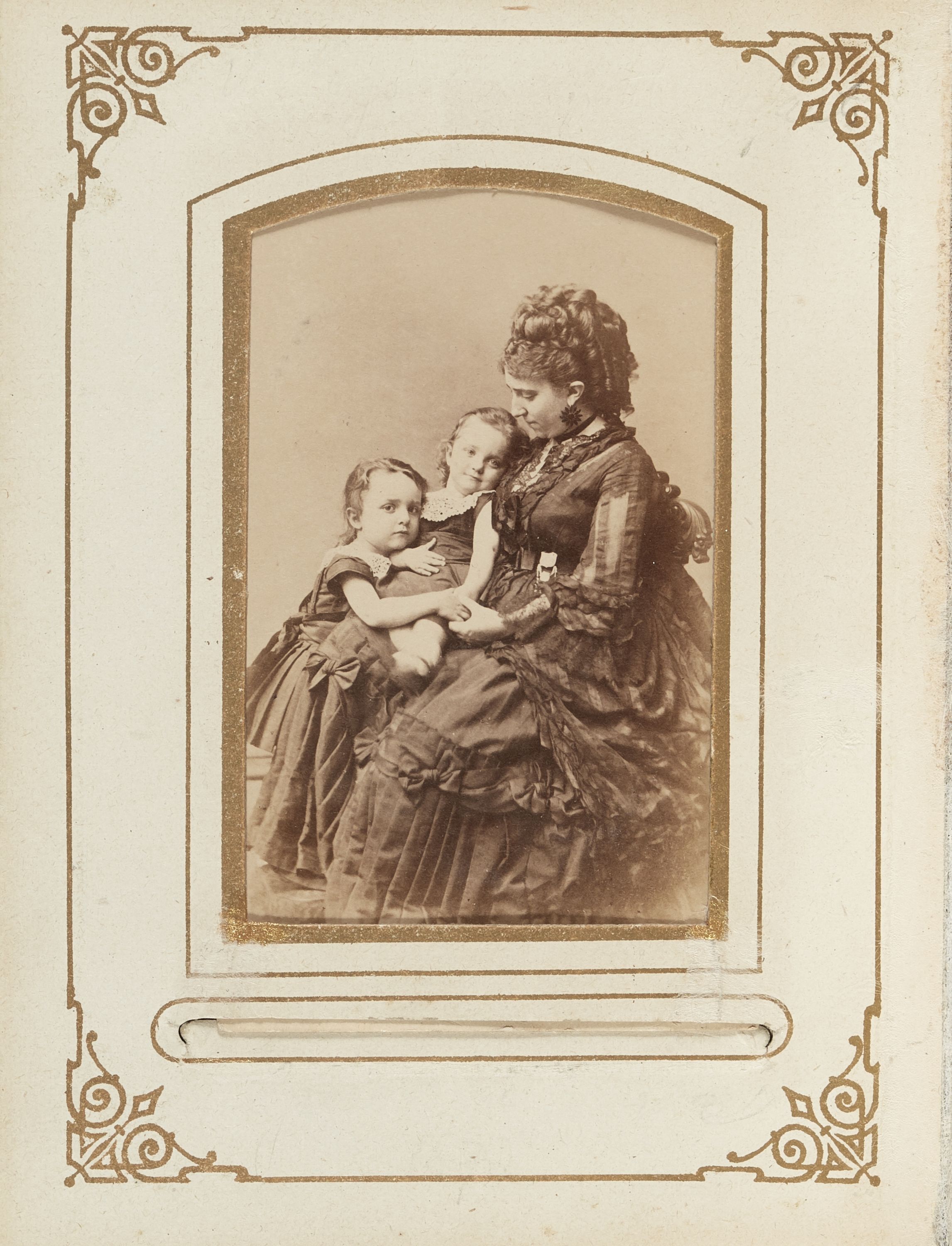 Arsène Garnier, Georges et Jeanne Hugo avec leur mère Alice à Guernesey