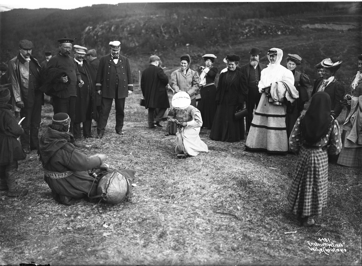 Anders Beer Wilse, Prot: Lapper Turister fotograferende 13/7