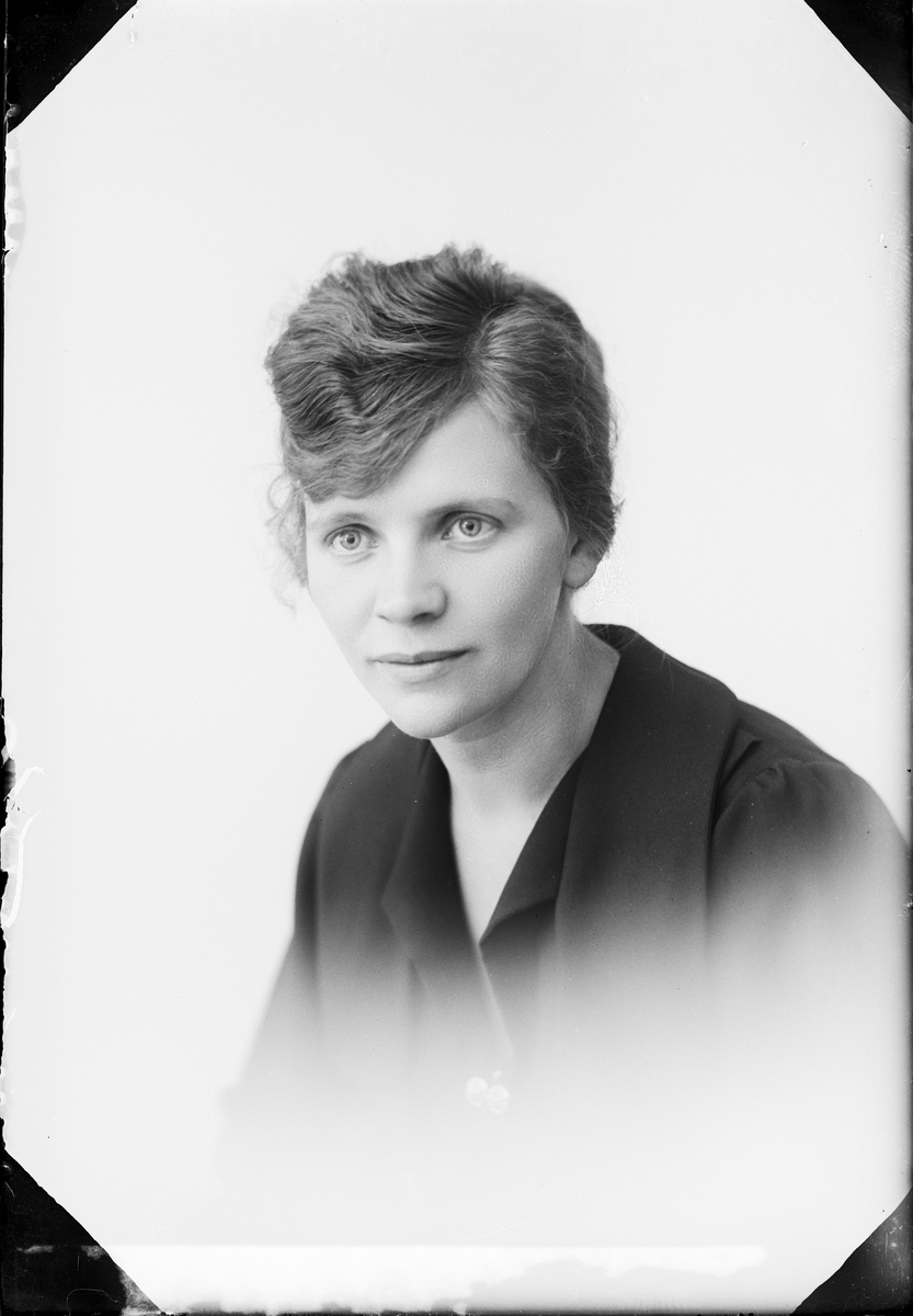 Skötsner-Edhlund, Ateljé Portrait - Ebba Svensson from Östhammar, Uppland 1921