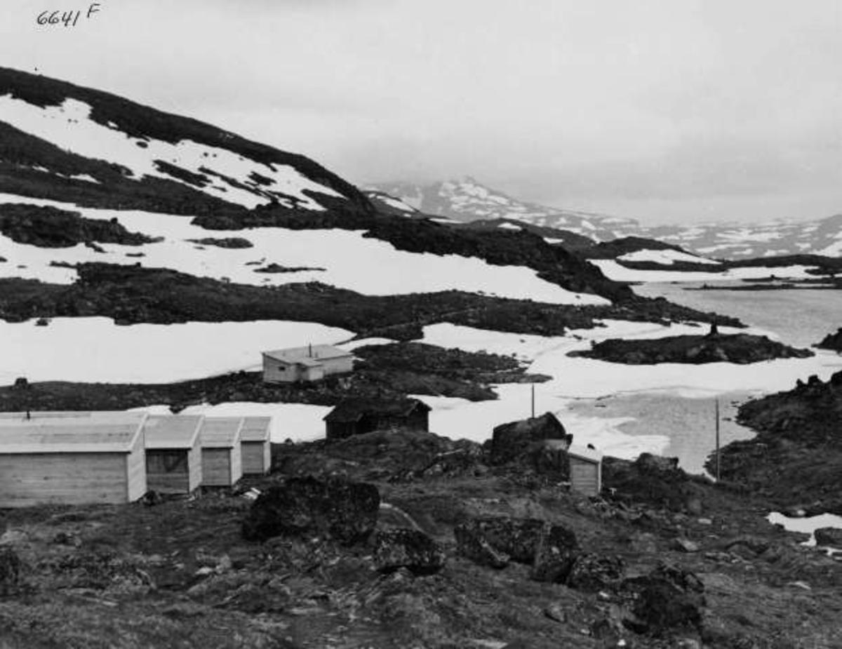 Anders Beer Wilse, Arbeidsbrakker satt opp i forbindelse med arbeidet med Sognefjellsveien. Fotografert ved Turtagrø i 1937.