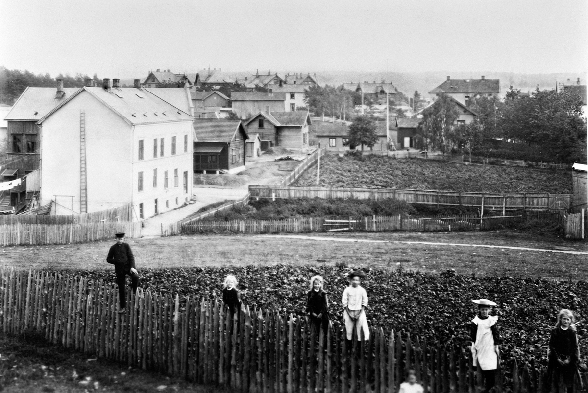 Anno Domkirkeodden, I Forgrunnen Wieberggården og den ennå ikke regulerte St. Olavsgate, sumpen etter Vangsvegen hvor nu Vangsvegen 54 står inngjerdet barn, dyrket jord, stakitt.