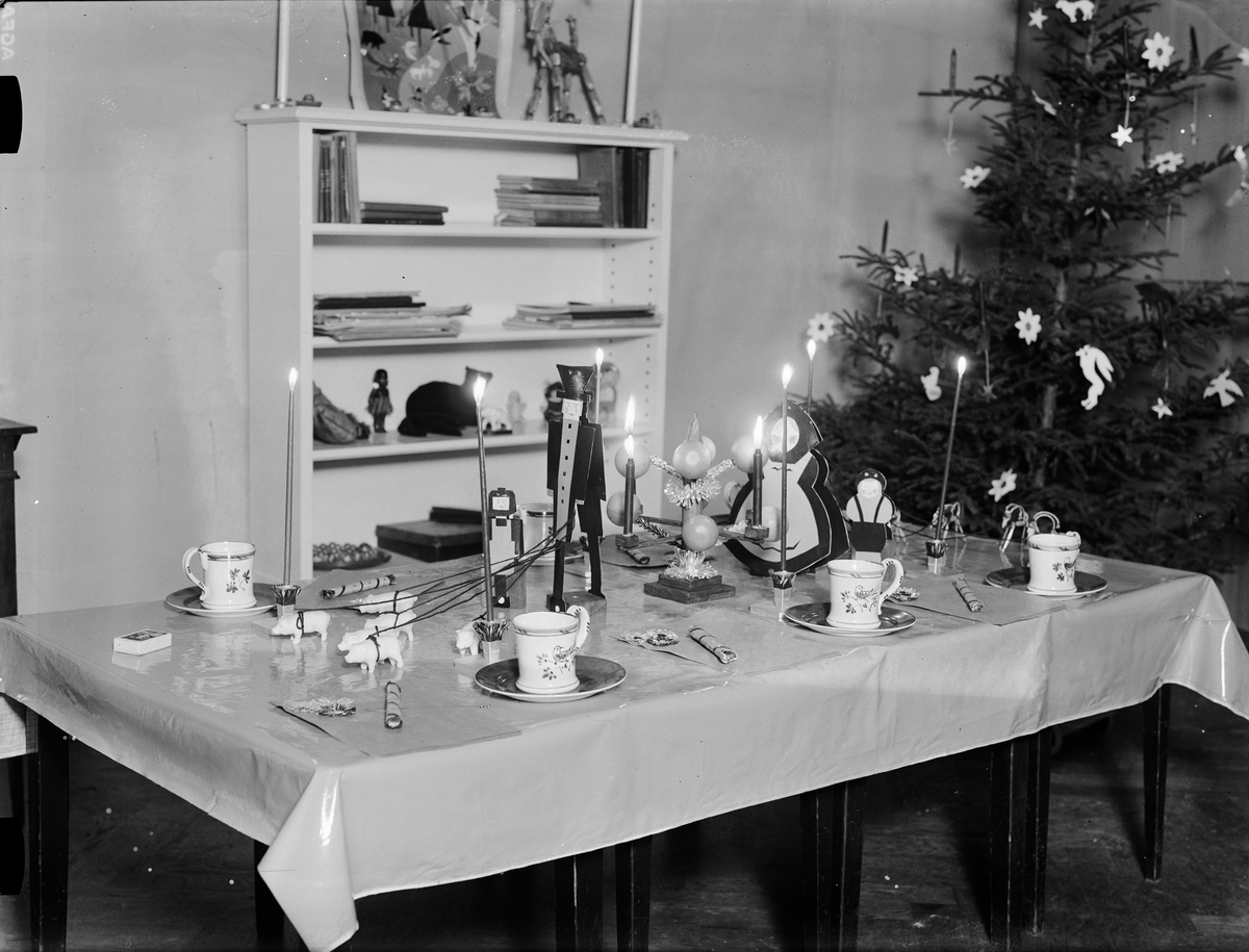 Paul Sandberg, Bostadsinteriör med julgran och juldekorationer, Uppsala december 1933