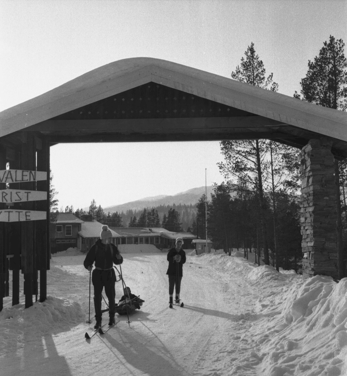 Per Magne Grue, Tynset, Savalen fjellstue, Ektepar på ski, Pulk