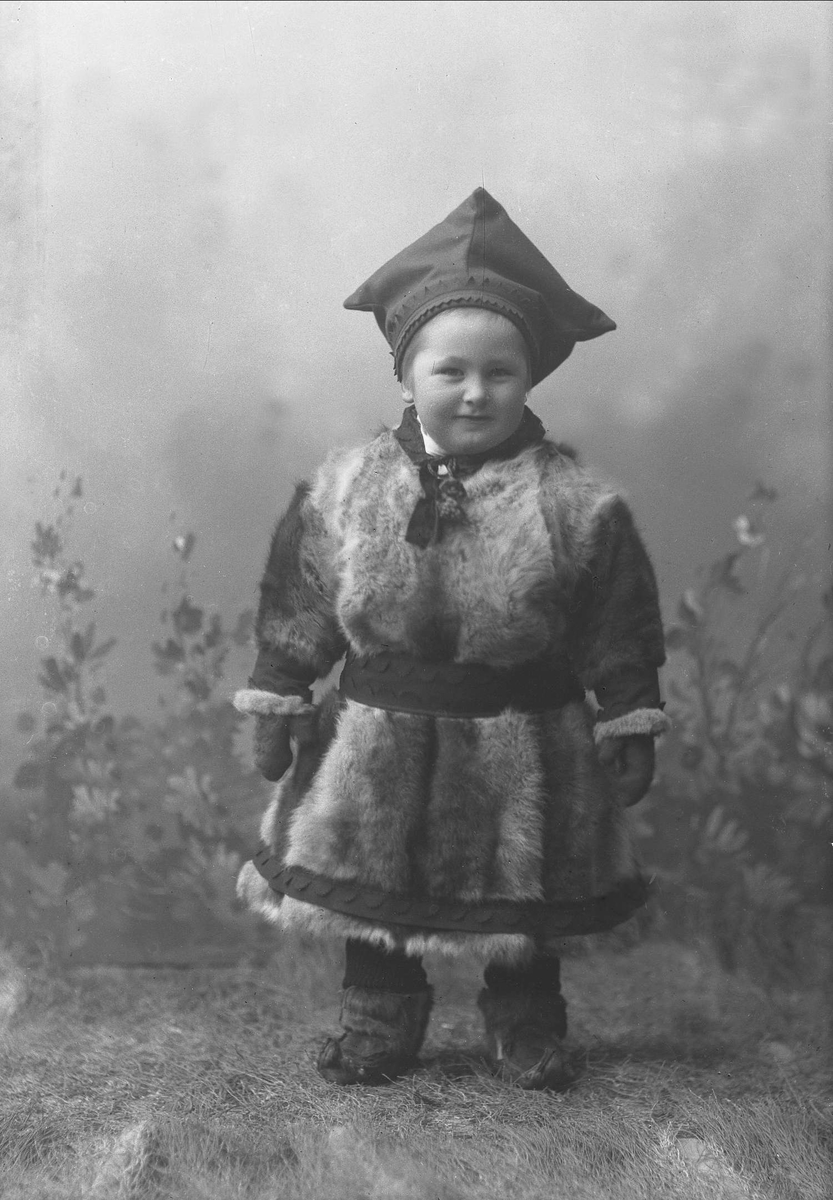 Gustav Borgen, Portrett, lite barn i samedrakt.
