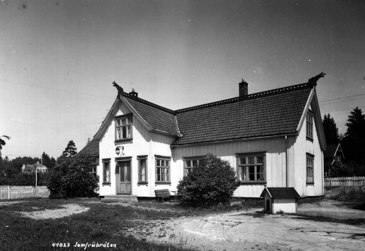 Anders Beer Wilse, Jomfrubråten gård, Oslo, Østre Aker. Gårdsplassen med hundehus og hus med drager,