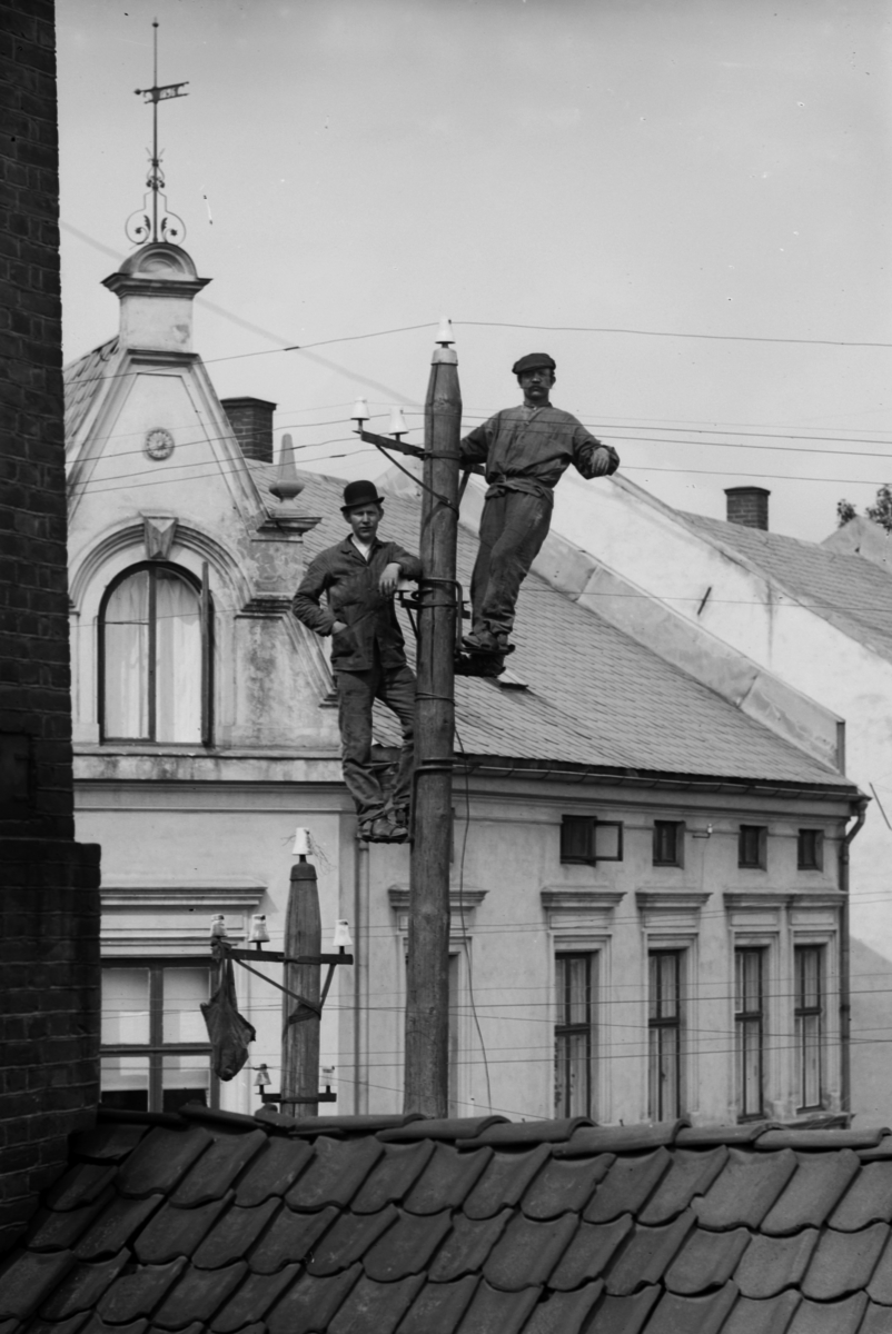 Christian Grundseth, TELEFONARBEIDERE, GR: 2 MENN, TELEFONSTOLPER, 11446, TO UKJENTE MENN MED KLATRESKO, STOLPESKO, MONTØRER.