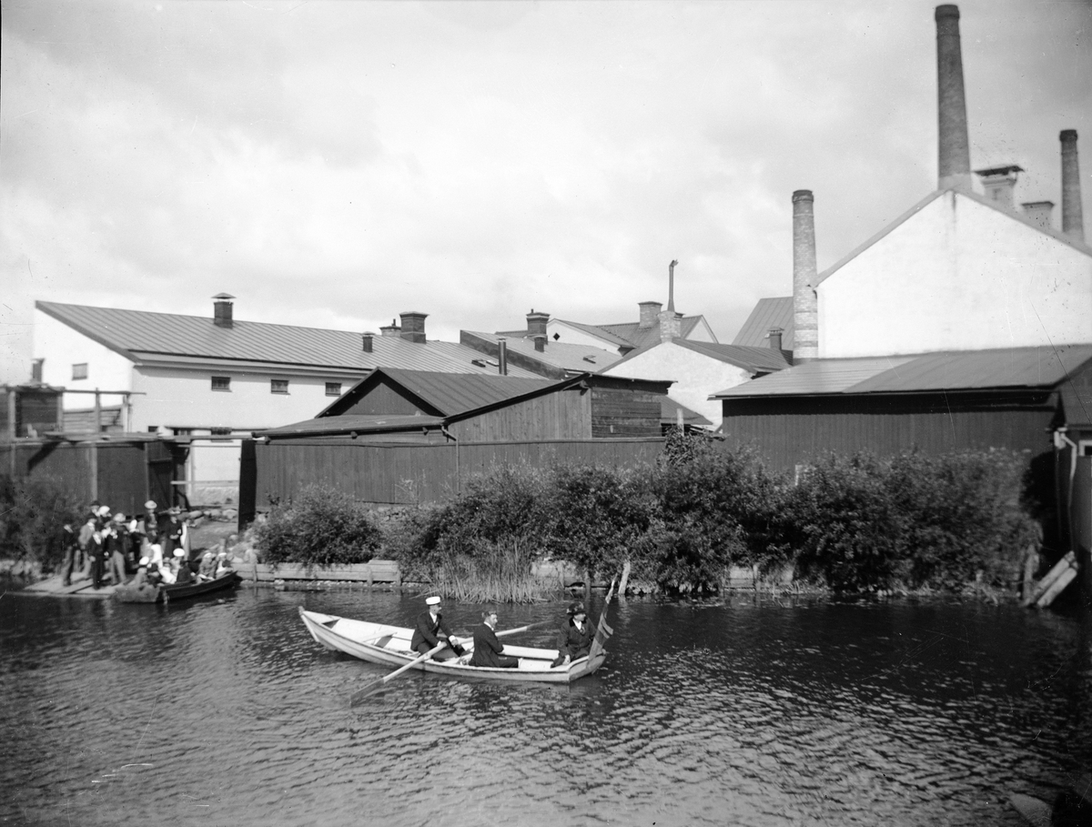 Carl Liljefors, Simpromotion - Filip Åkerblom, Walfrid Eckman och Knut Hamilton i roddbåt på Fyrisån vid kvarteret Heimdal, Uppsala 1900 - 1901