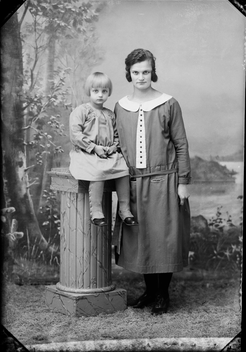 Skötsner-Edhlund, Ateljéporträtt - Kvinna och barn från Börstil, Uppland