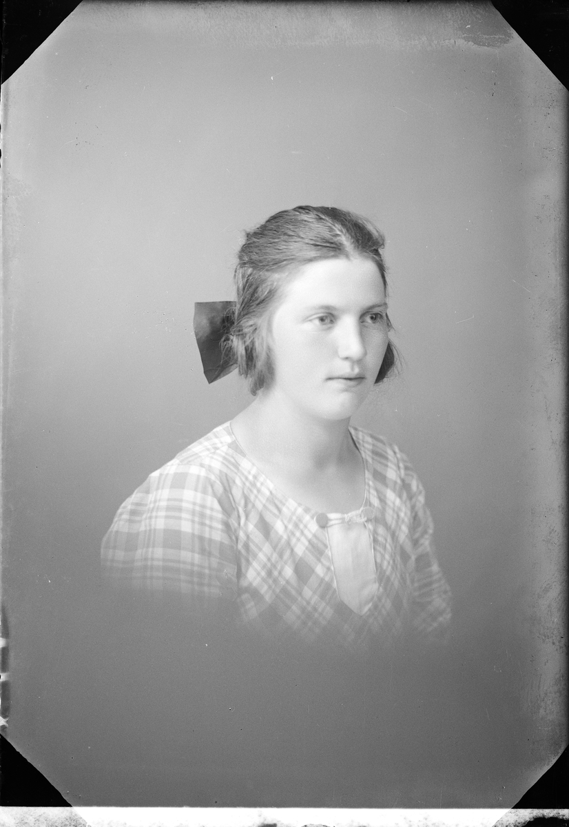 Skötsner-Edhlund, Ateljé Portrait - Greta Andersson from Norrskedika, Börstil parish, Uppland 1922