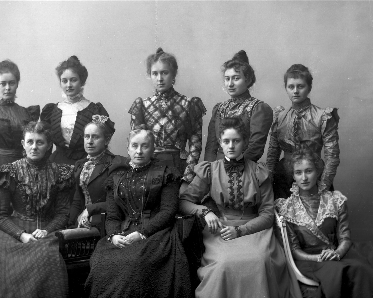 Gustav Borgen, Gruppeportrett, ti kvinner, etterkommere av P A Munch. Øverst fra venstre: 1. Sophie Christine Mellbye, 2. Julie Mellbye, 3. Sophie Barth, 4. Ingeborg Møller, 5. Laura Bang. Nederst fra venstre: 6. Laura Larsen-Naur, 7. Julie Gram (Karen Juliane), 8. Sophie Mellby, 9. Thekla Munch, 10. Johanne Elis…