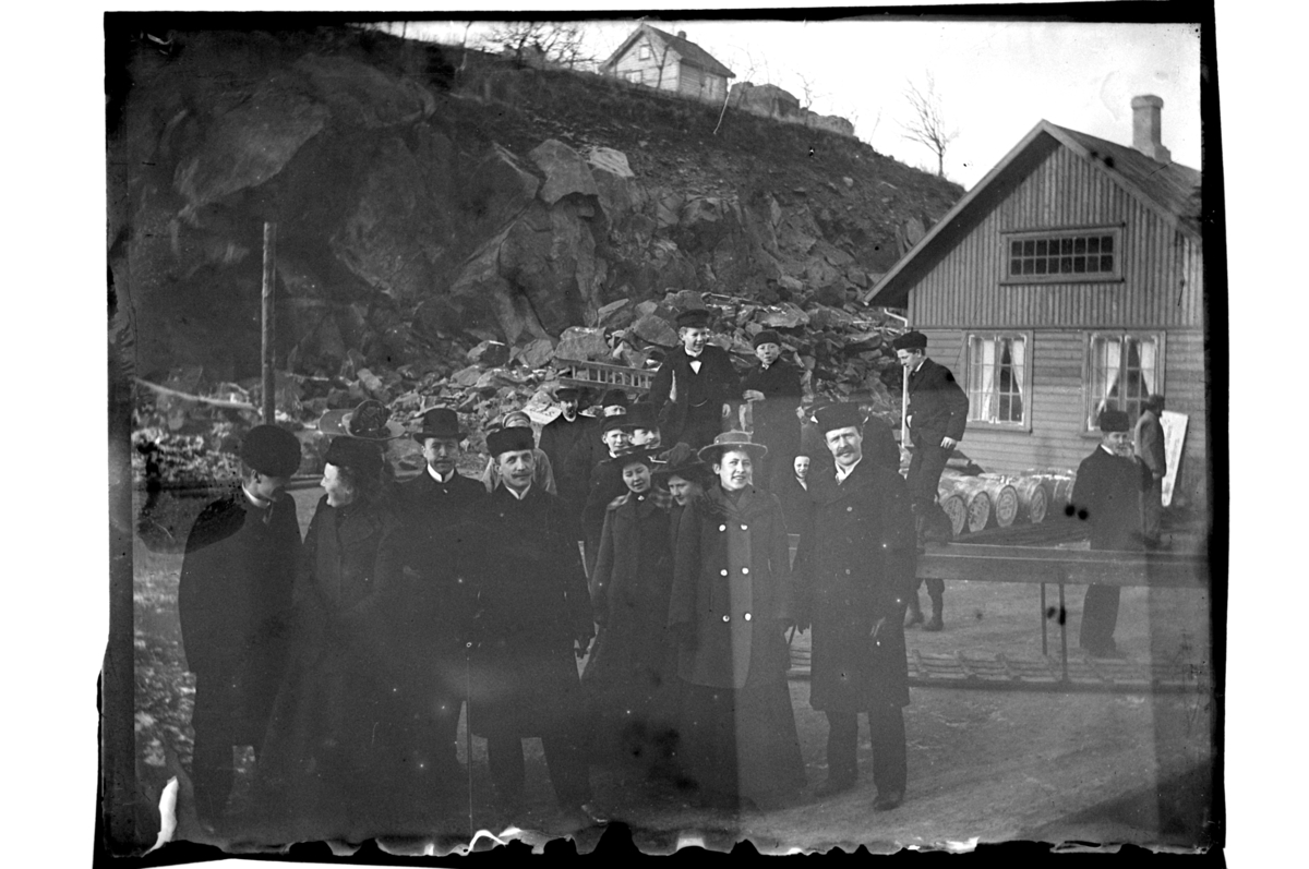 Rolf Sr. Sundt, En rekke kvinner og menn inspiserer byggingen av Pengeveien ved Verven i Farsund. Fotografert 1903.