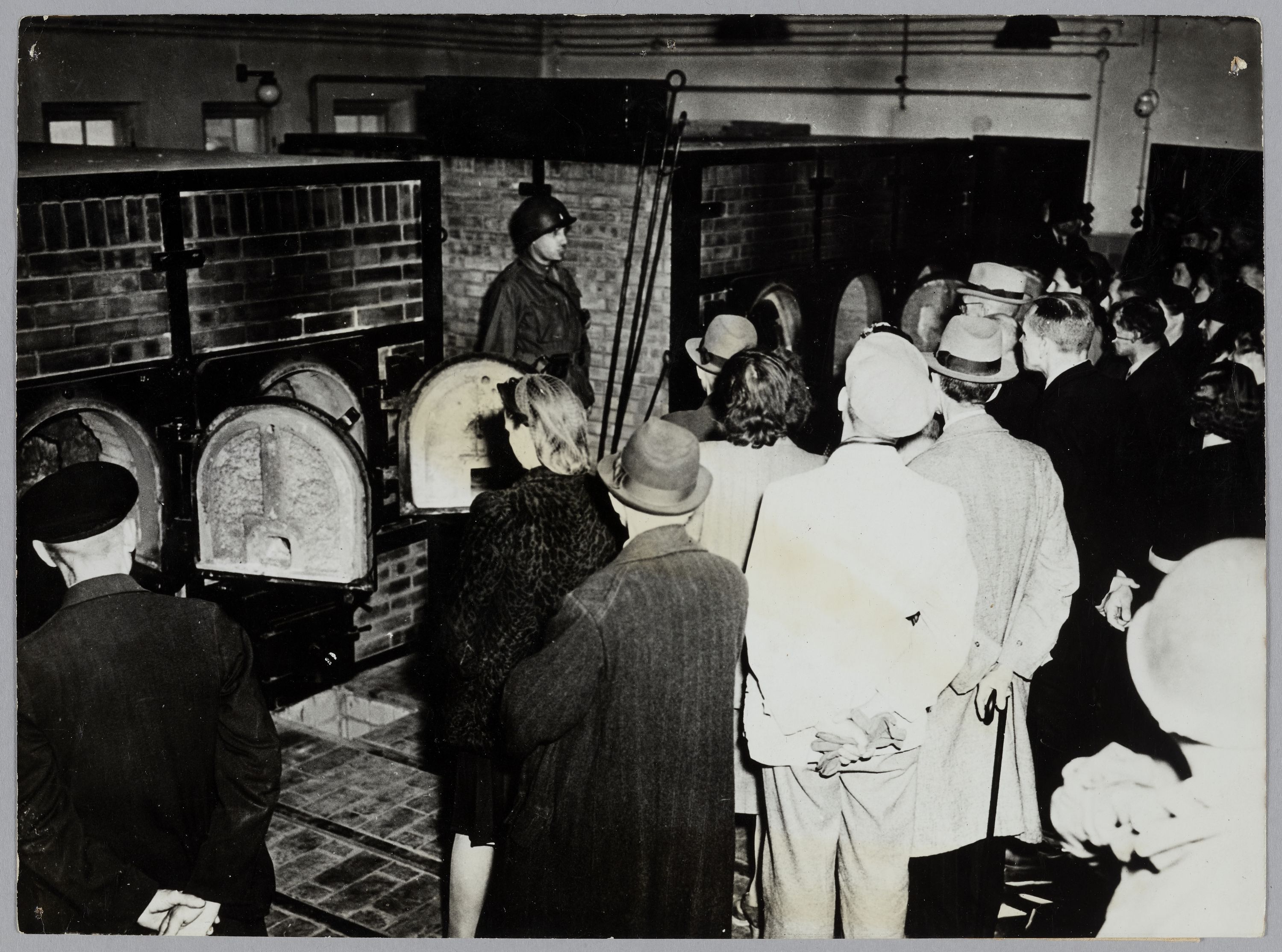 United States Army Signal Corps, Civils allemands devant les fours crématoires, lors d'une visite obligatoire organisée par la 3ème armée américaine à Buchenwald