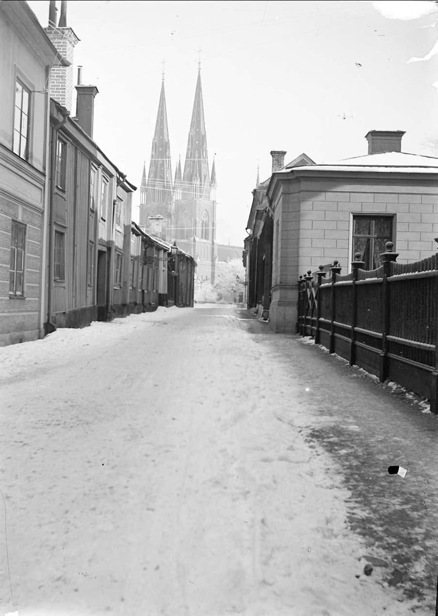 August Fredrik Schagerström, Åsgränd, kvarteret Kornhuset till vänster och Slottet till höger, Uppsala