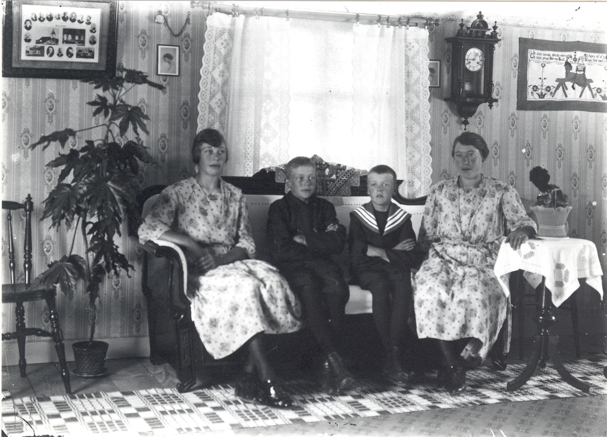 Emil Karlsson, Syskonfoto. Från vänster: Märta Andersson, gift Nilsson, Artur Gillis, Anny, gift Karlsson, Bemärk rumsinteriören.