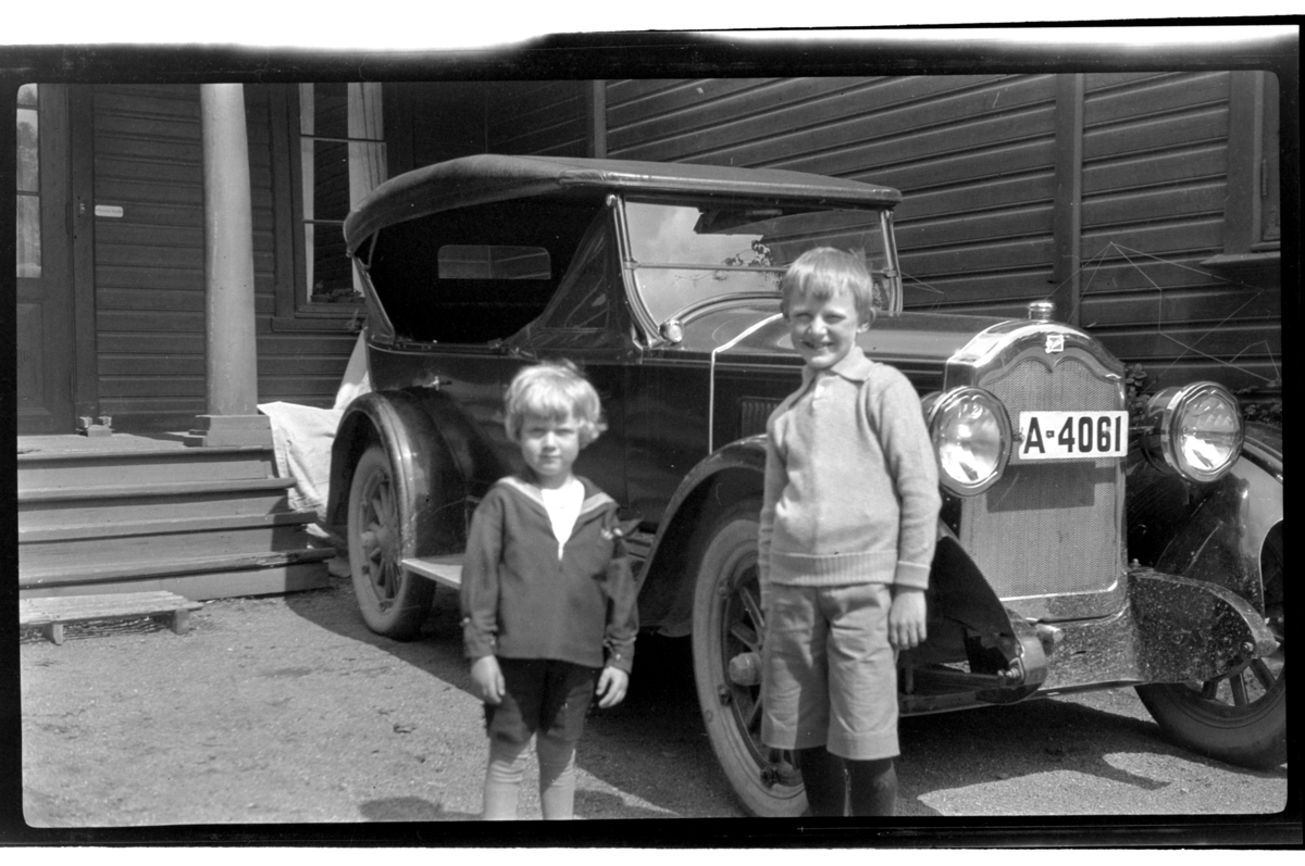 Rolf Sr. Sundt, Brødrene Rolf jr. og Julius Sundt står foran sin fars Buick, Stavern. Fotografert 1925.