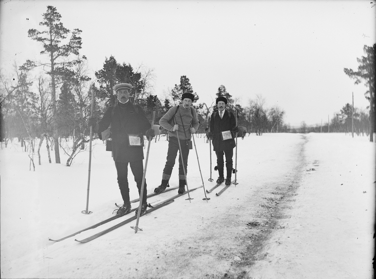St Joseph, Three men on skis