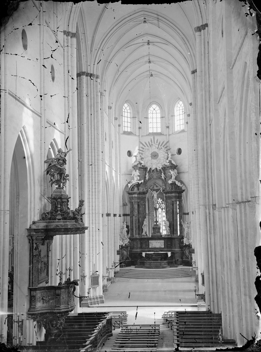 Henri Osti's Fotografiateliér, Interiör från Uppsala domkyrka, sannolikt slutet av 1800-talet