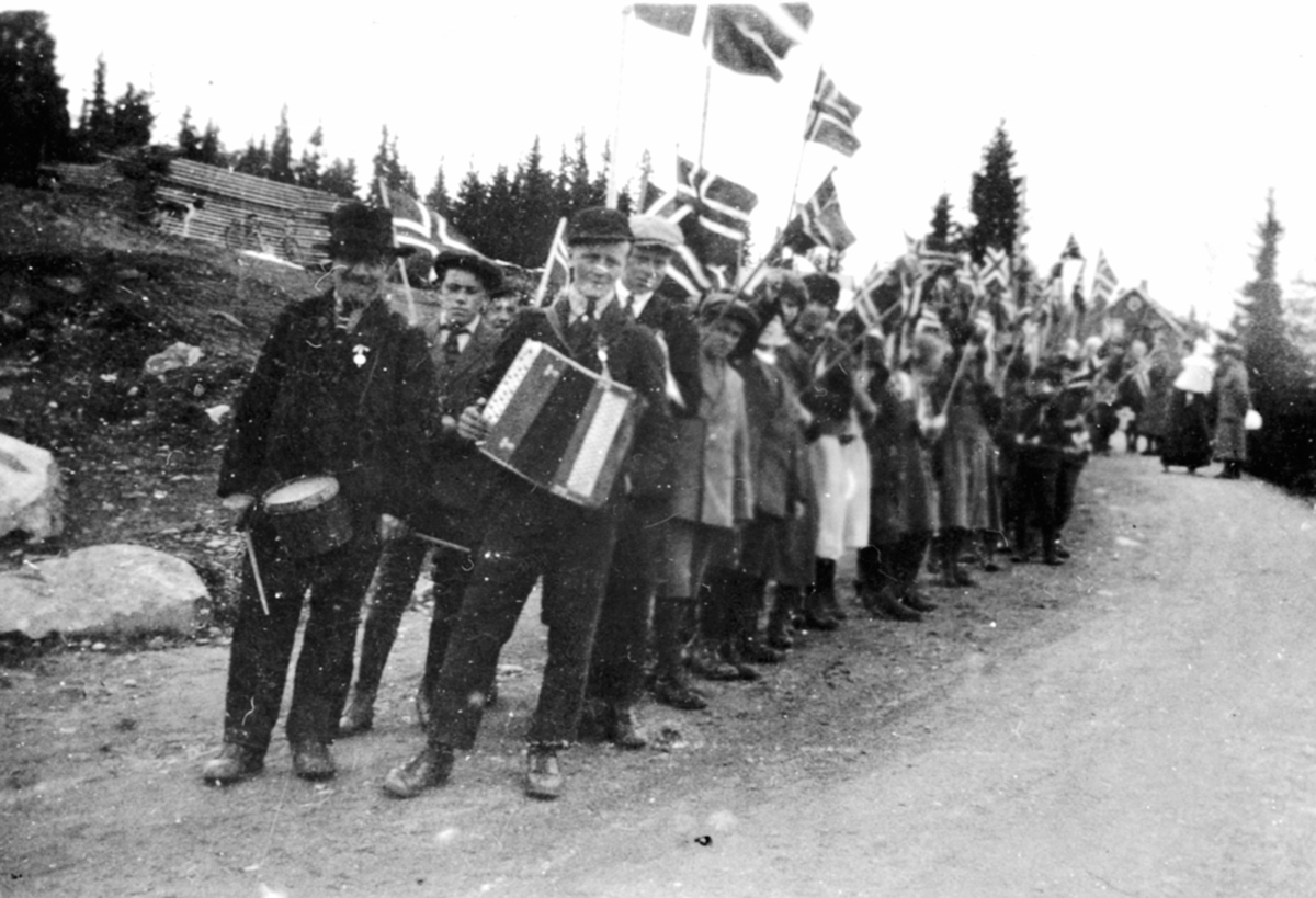 Anno Domkirkeodden, 17. maitog i Mesnalia. Anton Messenlien med tromme, Ole A. Messenlien med trekkspill. Barn med flagg.