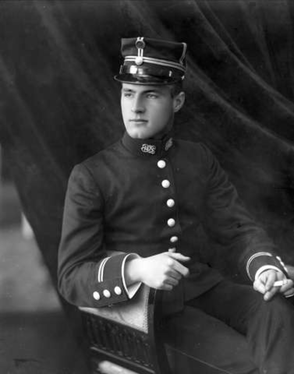 Gustav Borgen, Portrett, mann i uniform som løytnant, sigarett i hånda. Liljedahl.