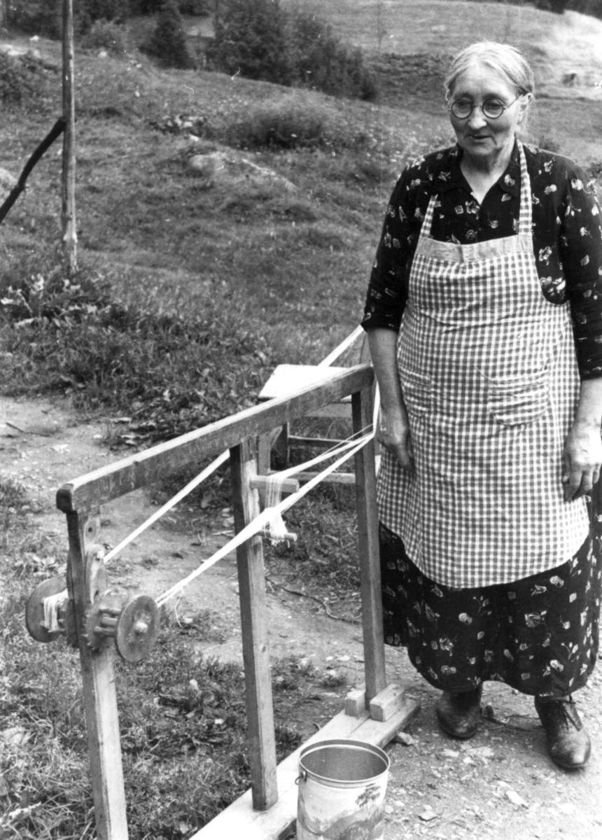 Anna Grostøl, Odnes Land, Oppland 1938. Petra Hagen står ved båndvev.