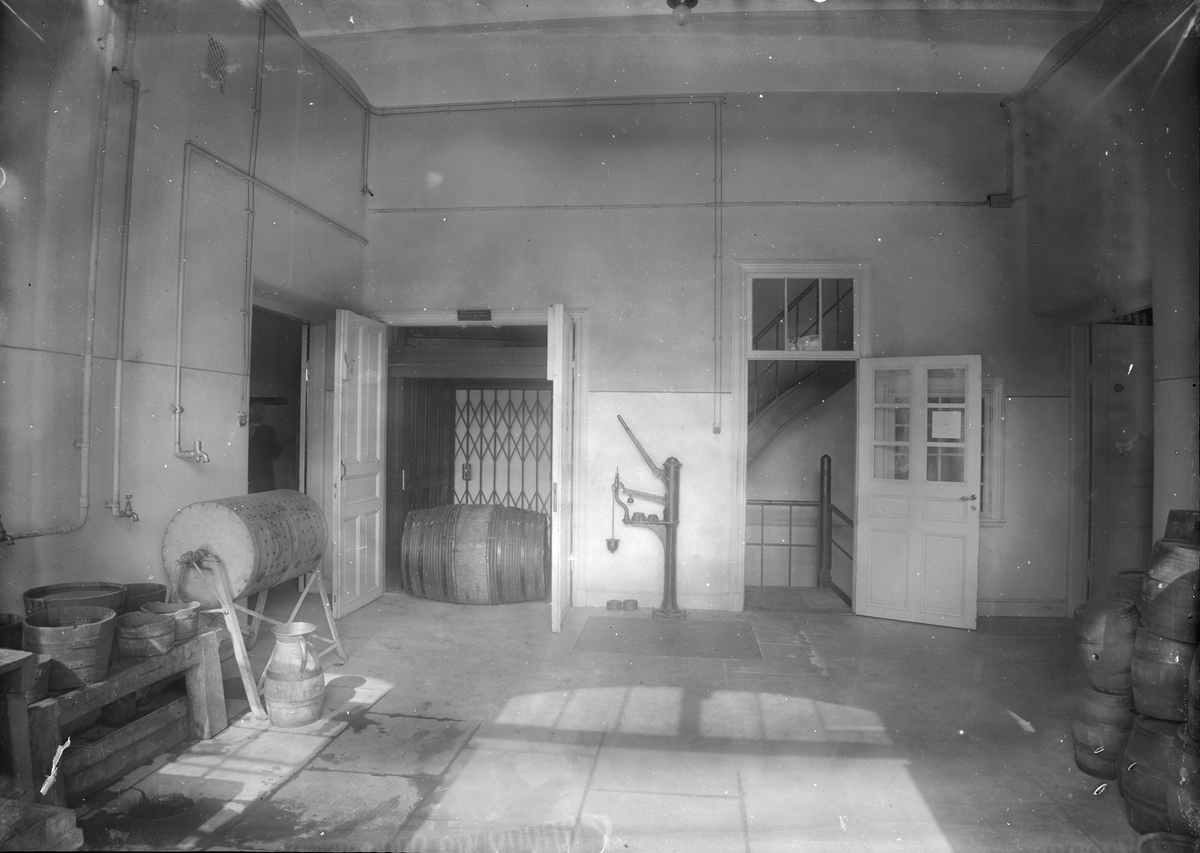 Henri Osti's Fotografiateliér, Uppackningsrum, Sprithandelsbolaget, Uppsala 1909