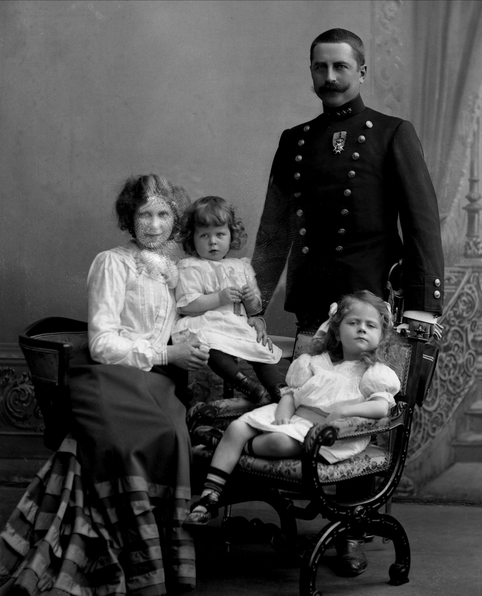 Gustav Borgen, Gruppeportrett, kaptein Aavatsmark, hustru og to barn.