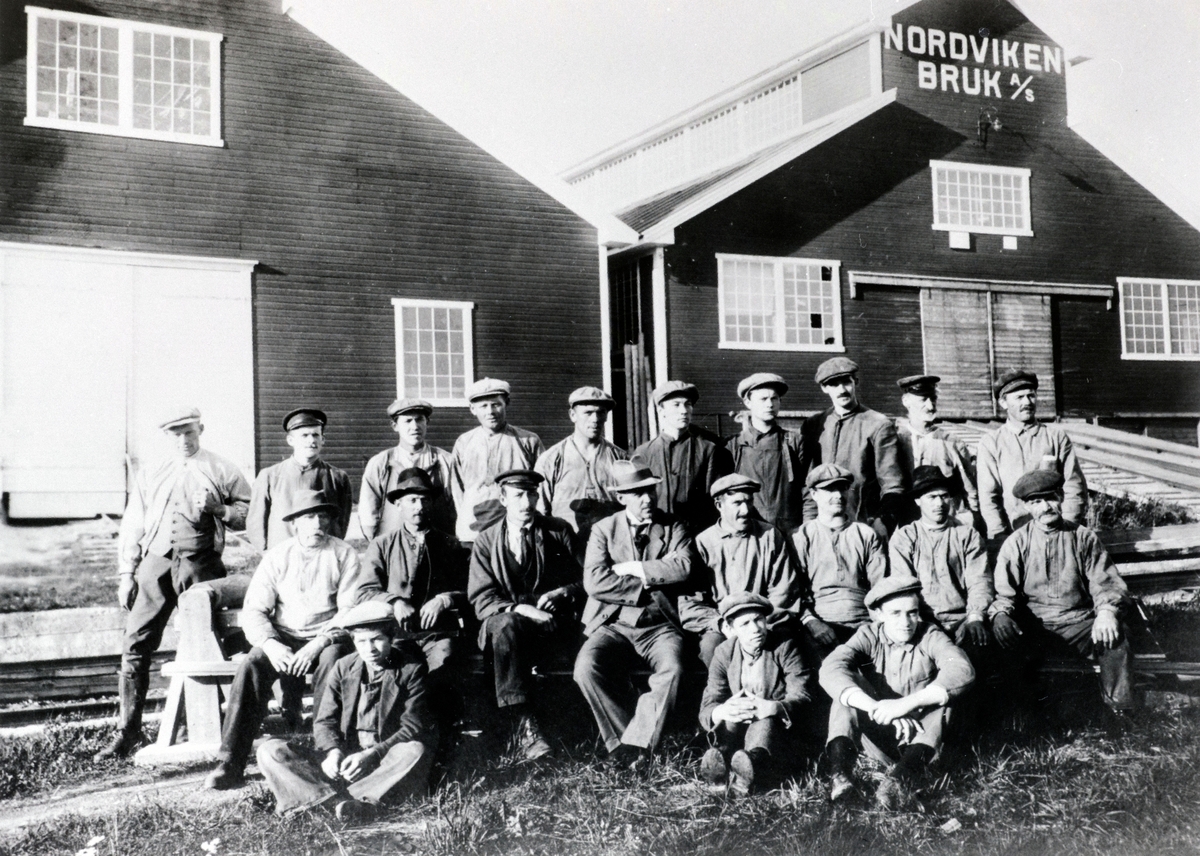 Anno Domkirkeodden, Gruppe 21 arbeidere og funksjonærer ved Nordviken Bruk. Bak fra venstre Nils Onsumengen, Anton Olsen, Adolf Børresen, Håkon Bratvold (Aldershvile, løten), Oskarsen, ukjent, ukjent, Jens Jensen, Foss, Kristian Bakken. (Lars Fløtholen, Løten, Konrad Bangen Brumunddal muligens på bildet?) Midt. rad fr…