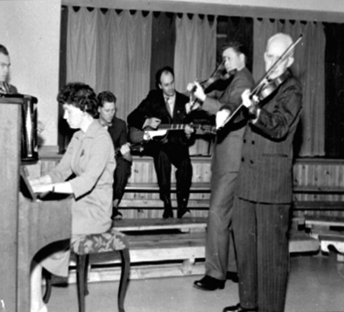 Anno Domkirkeodden, GRUPPE, MUSIKERE, PIANO, FIOLIN, GITAR, STORHAMAR BLANDEDE KORPaul Stensby til h. Sverre Aalerud spiller gitar nr. 3 fra v.