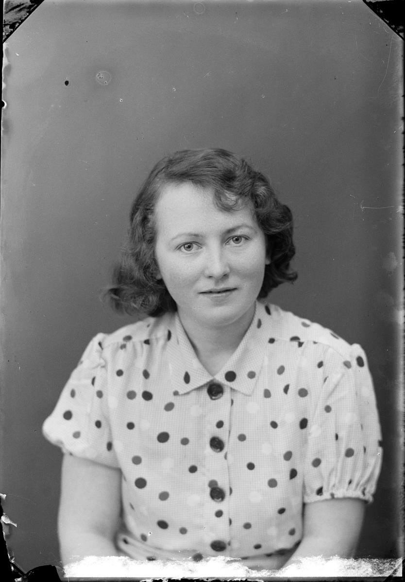 Skötsner-Edhlund, Ateljéporträtt - Märta Jansson från Marieberg, Börstil socken, Uppland