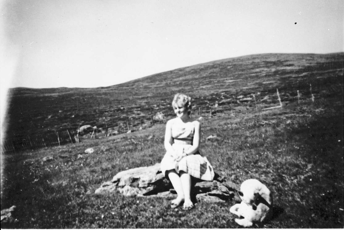 Rachel Haarseth, Kvinne, klær, katt, naturforhold.
