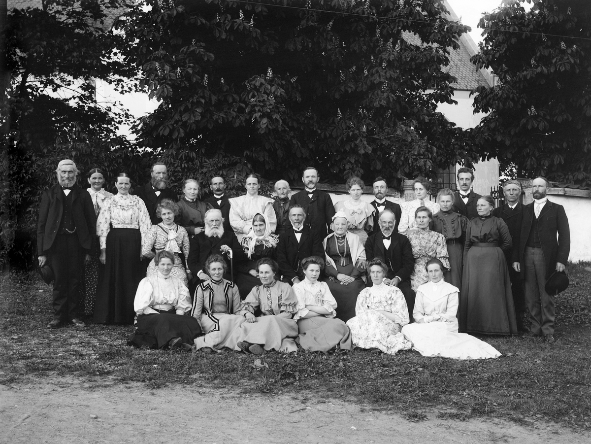 Martin Finborud, Lærere på Nes, Hedmark samlet foran Nes Kirke. Foran fra venstre er Sara Hagen, Kristine Olsen, ukjent, ukjent, Sigrid Olsen, Tea Haugen. Sittende i midten fra venstre er Karoline Thorud, sogneprest Stuevold Hansen, Karen Thorud, Johannes Thorud, fru sogneprest Stuevold Hansen, Anna Thorud. Stående…